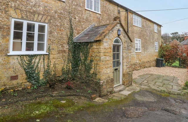 2 Church Path, BROADWINDSOR