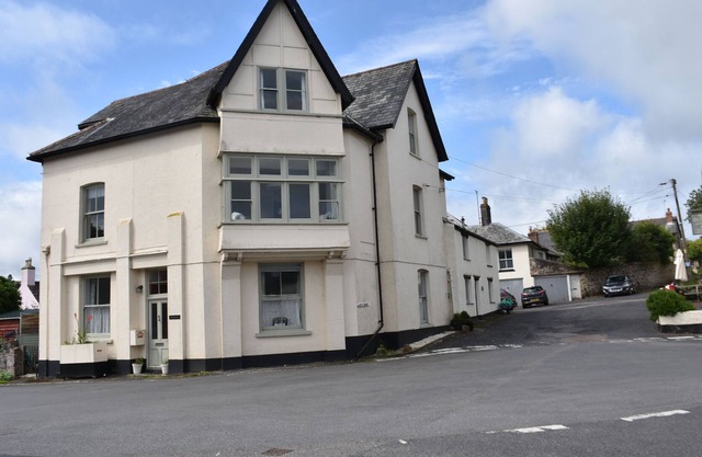 2 CHURCH VIEW, pet friendly in Drewsteignton