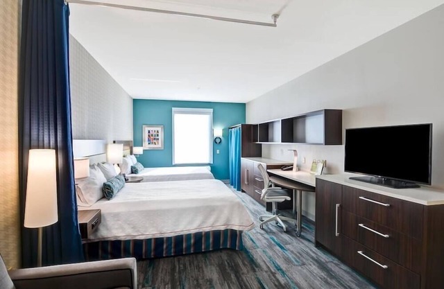 2 Connecting Suites with 4 Beds and Two Sofabeds at a Full Service Hotel by Suiteness
