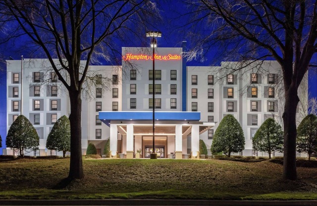 2 Connecting Suites with Three Beds and One Sofabed at a Full Service Hotel by Suiteness