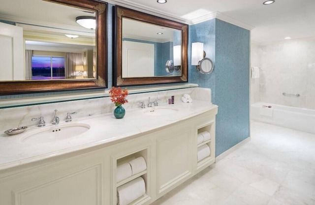 2 Connecting Suites at a 5⭐️ Hotel