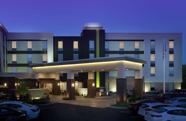 2 Connecting Suites with Two Beds and 4 Sofabeds at a Full Service Hotel by Suiteness