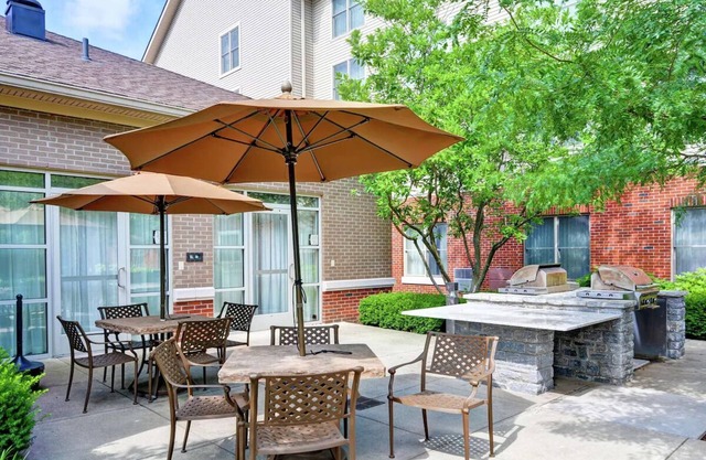 2 Convenient Suites Near Airport | Free Parking | Seasonal Pool | Kitchen
