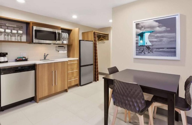 2 Convenient Units! Outdoor Pool, Pets Allowed, FREE Breakfast and Parking!