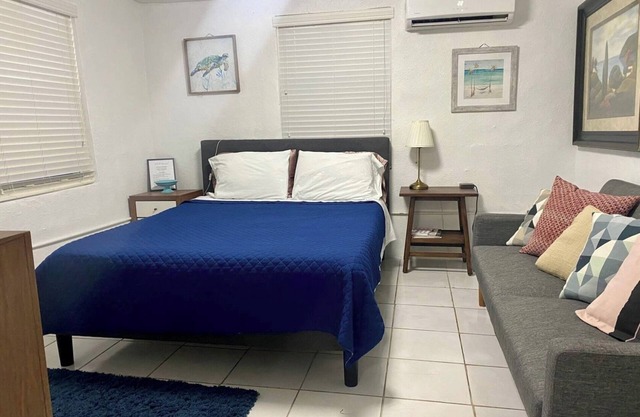 2️⃣ Cozy cabin with WiFi and AC in amazing Miami