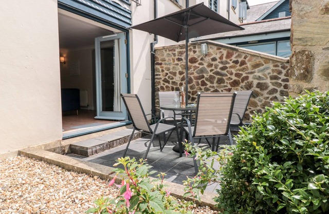 2 DARTMOUTH HOUSE, character holiday cottage in Dartmouth