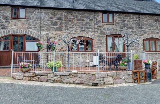 2 Dolwen Farm Shop est l’un des deux cottages mitoyens situés dans la cour d’une ferme en activité dont la ferme
