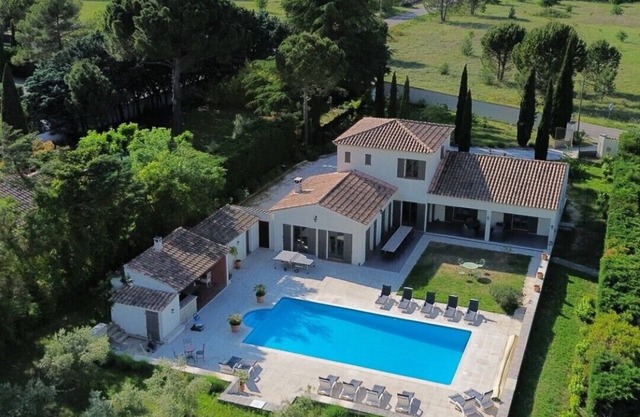GRANDE VILLA DE CARACTERE AU COEUR DU LUBERON
