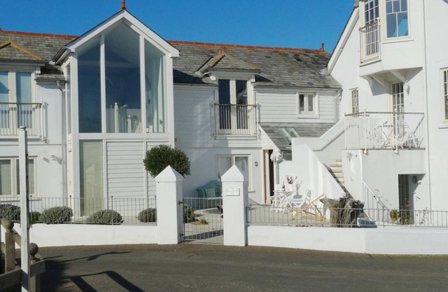 2 Ella Mews, HALLSANDS