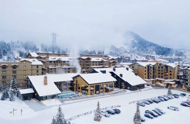 2 Family-Friendly Lodges w/ Pool, Hot Tub & Ski Access for Winter Fun