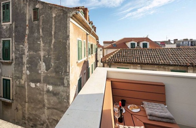 2 Flat Apartment With Terrace And Outdoor Shower.