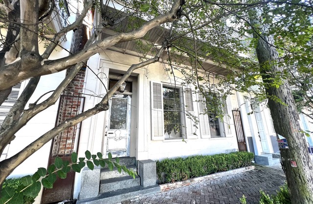 2 étages de luxe 1855 Lower Garden District Townhouse Apt.