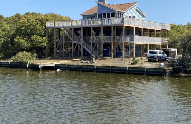 Waterfront 6/3.5 Hot Tub Boat dock 1/4mi to ocean Pet friendly 360 Decks