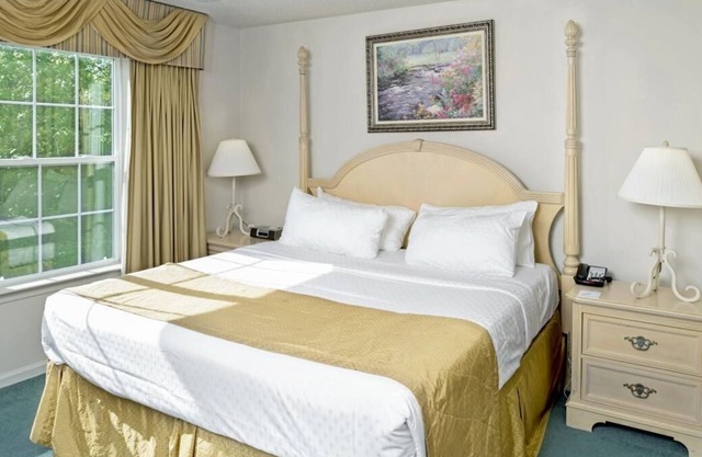 2 Great Units for Group Travel, Near Colonial Williamsburg, Kitchen, Pool, Golf
