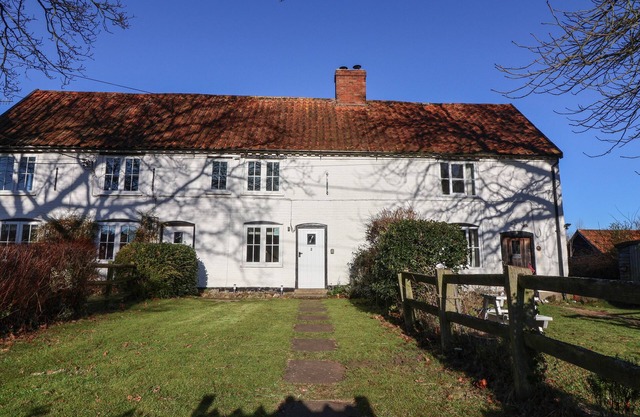 2 GREENSLEEVES, family friendly, with open fire in Friston