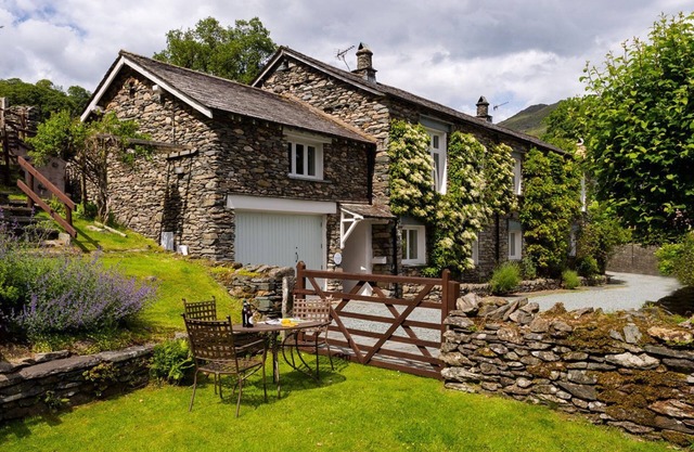 2 HART HEAD BARN, pet friendly, with open fire in Ambleside