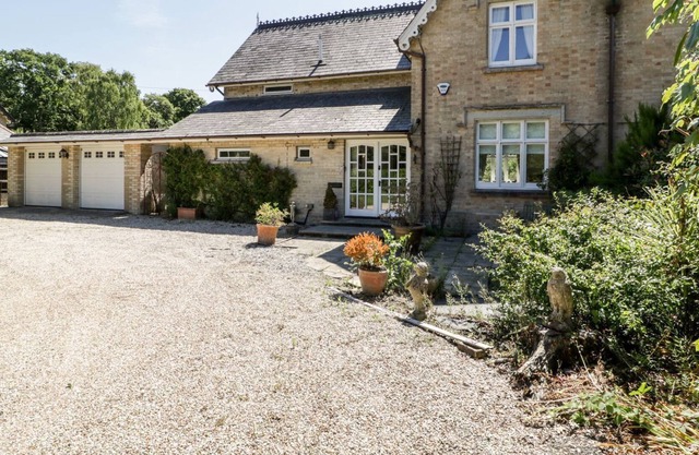 2 HEATH COTTAGES, pet friendly, with open fire in Sandford, Dorset