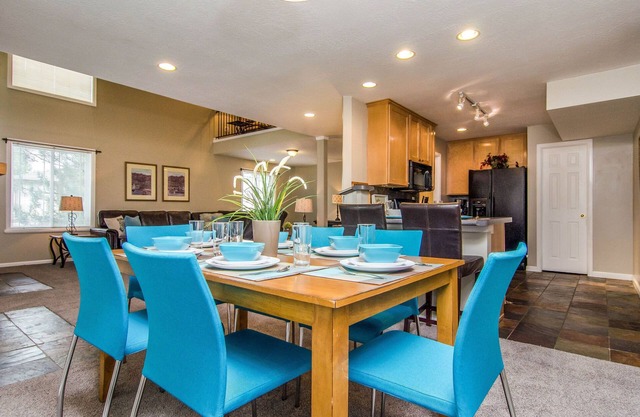 2 Homes * 2 Hot Tubs *Near Skiing *XBox * Foosball * Ping Pong * Fireplace