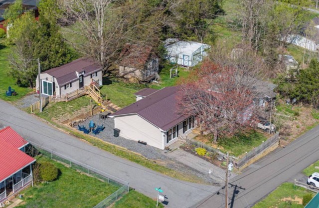 2 Homes - 4 Beds /2 BAs - Easy Walk to Downtown West Jefferson.