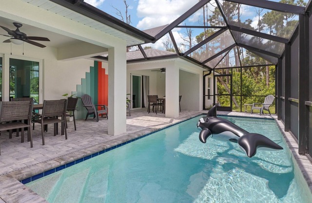 Fun, Ideal for several families! Spacious 6 bedroom home, heated pool, sleeps 12