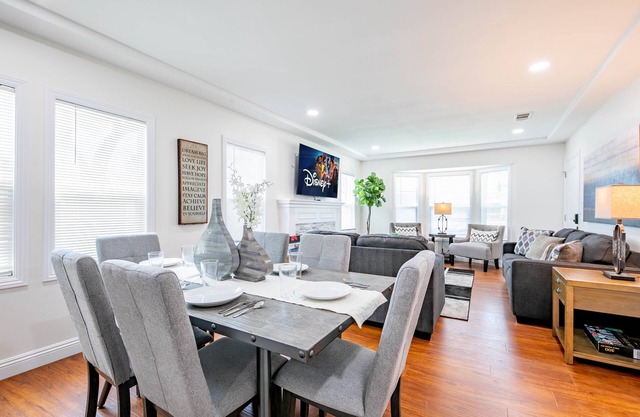 2 Homes on One Property, near DTLA 6bd-3ba, btw Disney & Hollywood!
