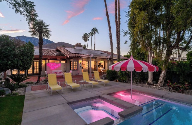 2 homes to Share! 2 pools and Pink Tennis Court! Vacation Memories!
