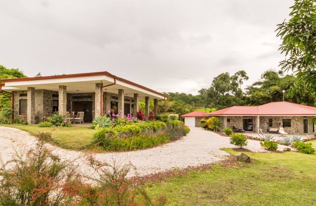 Stunning Lake, Volcano, Mountainside Views with Chef's Kitchen!