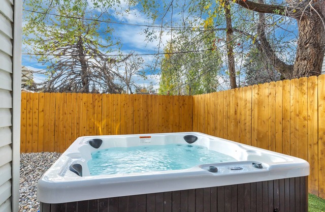 2 Hot tubs w/adjoining yards for side by side townhomes!