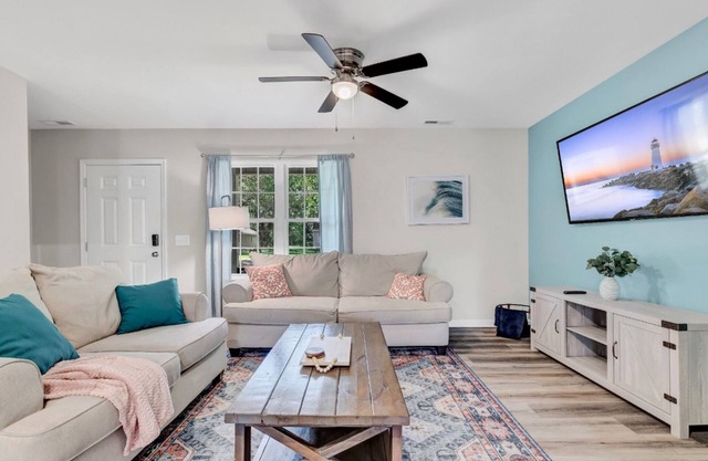 2 houses, 1 mile to UNCW, 4 miles to beach, Grill, Patio, Pet friendly, Parking