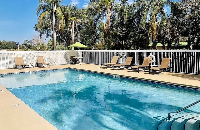 2 Incredible Rooms Available! Close to International Drive, Free Parking, Pool