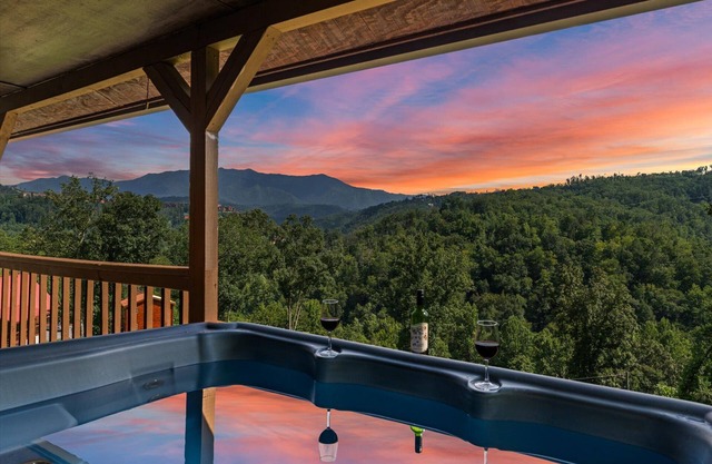 Captivating Mountain Views-9 Mins to D'wood- Most Bear Visits-Cleanest Cabin Too