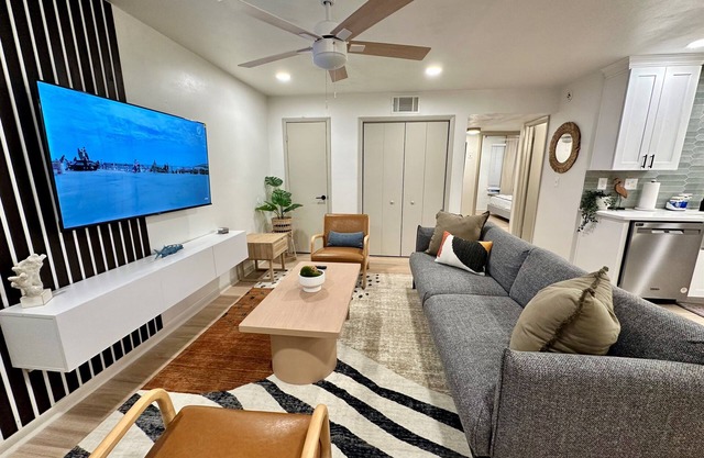 2 king beds -2nd floor walk 2 beach apt2