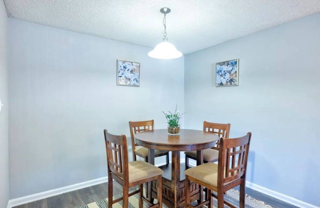 2 King suites located near CHS.Gym,pool,dogpark