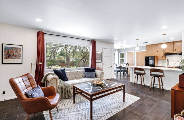 2 Kings~1 Queen w/ Big Backyard+Fire Pit/ 10 min's to Med Center & Airport