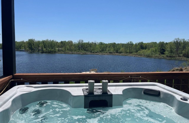 2 Lakeside Treehouse Cabins + Sauna + Hot Tub + Cold Tub