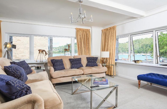 2 Lee Court