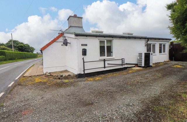 2 LLAINWEN, pet friendly, with hot tub in Rhosneigr