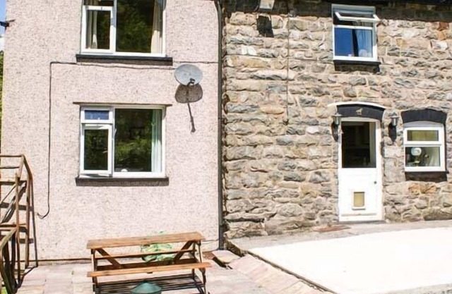 2 Llawrcoed Isaf, LLANBRYNMAIR