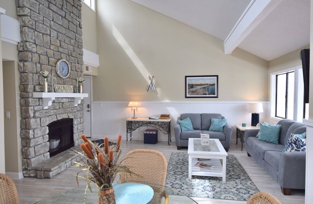 2 Master Ensuites-HUGE Zero Entry Pool-WATERFRONT