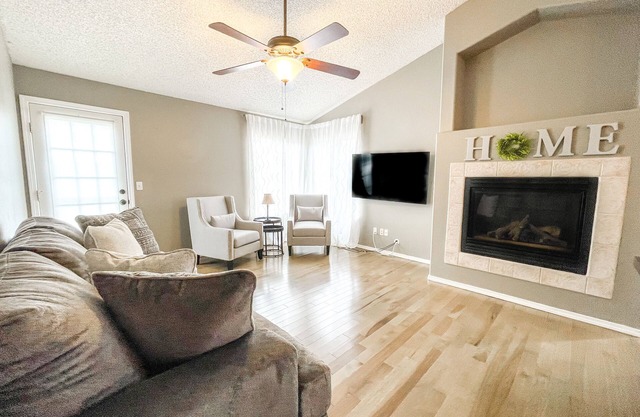 2 Master Suites! Pet Friendly With MTN Views and King Beds