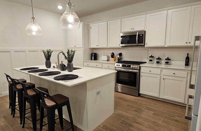 2 Master Suites/Spacious 5-bedroom house with AC, WiFi in enchanting Hanford