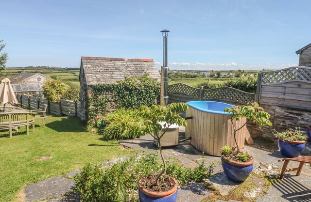 2 Menefreda Cottages, ROCK