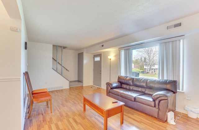 2 Mi to Bow Wow Beach: Townhome w/ Pool Access!