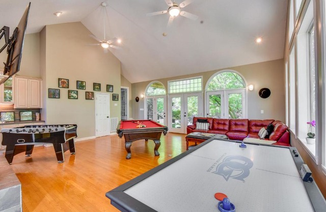 2 Mi to Clemson Central Villa with Deck, Near Lakes