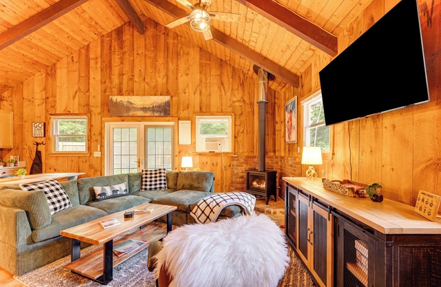2 Mi to Conway: Cozy Cabin w/ Grill & Yard!