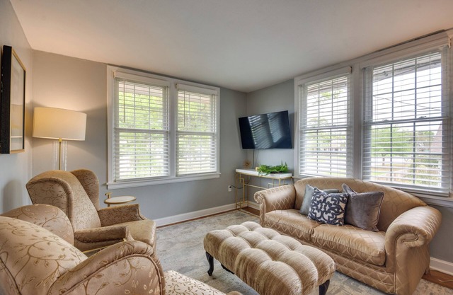 2 Mi to Dtwn Pensacola: Charming Apartment
