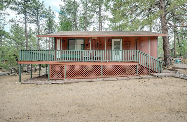 2 Mi to Dtwn Prescott: Cabin w/Furnished Deck!