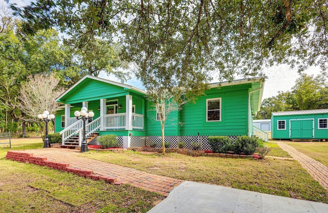 2 Mi to Fairhope Pier: Home w/ Large Yard!