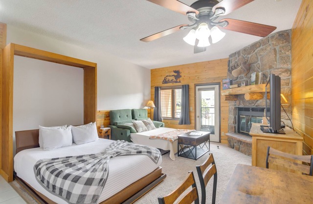 2 Mi to Granby Ranch: Mtn Condo w/ Hot Tub!