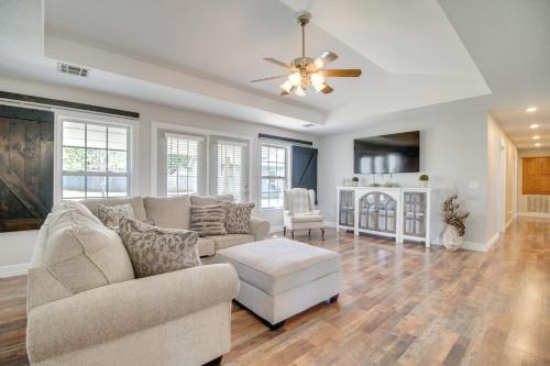 2 Mi to Grand Lake Grove Home with Fenced-In Yard